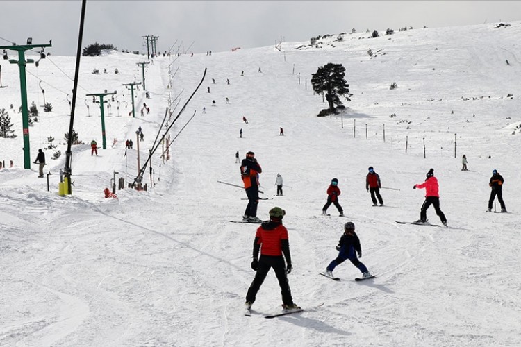Kartalkaya'da kar kalınlığı 50 santimetreye ulaştı