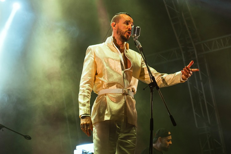 Cem Adrian'dan Unutulmaz Performans