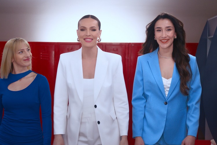 EDA, HANDE VE GİZEM'İN PRATİK TEMİZLİK SIRRI: BİNGO YÜZEY TEMİZLİK HAVLUSU!