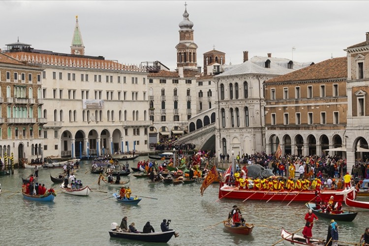 İtalya turist sayısına sınırlama getirdi