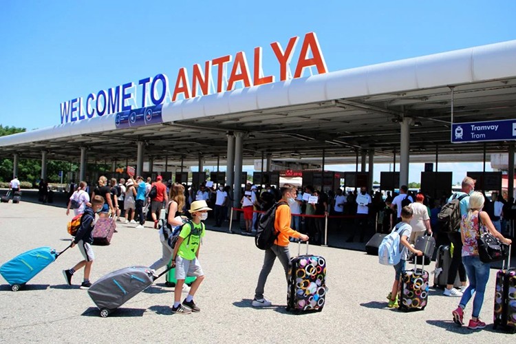 Antalya'ya hava yoluyla gelen turist sayısı 5,5 milyonu geçti