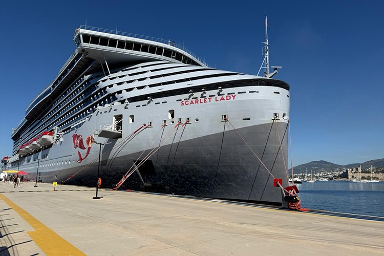 Bodrum'a "Scarlet Lady" kruvaziyeriyle 2 bin 502 turist geldi