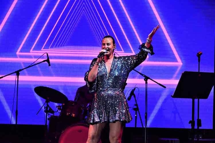 Her telden söyleyip eğleneceğiz