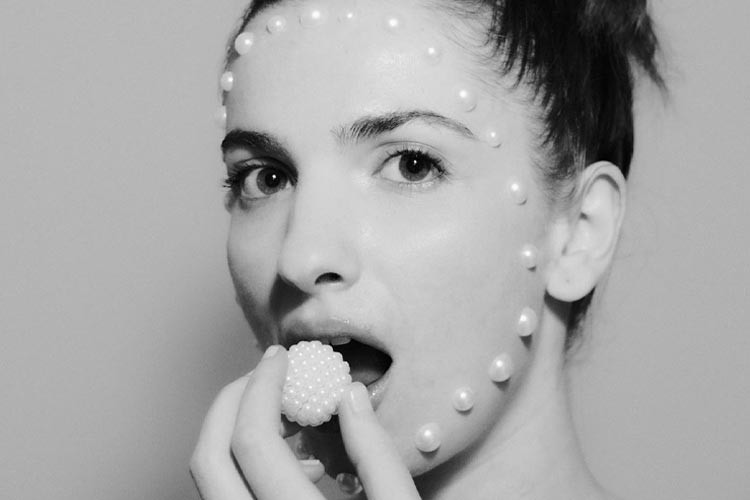 Cevizler şarkısı ile Maya Perest yazı kucaklıyor