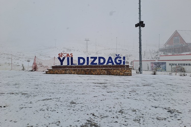 Sivas'ta Yıldız Dağı Kayak Merkezi'ne kar yağdı