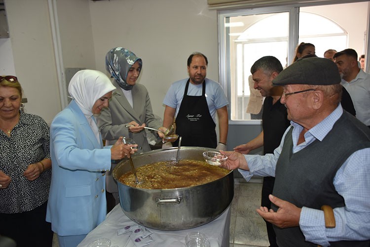 Bakan Göktaş aşure dağıttı