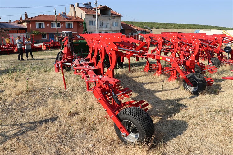 Köye kazandırdıkları tarım aletleriyle ekonomiye katkı sağlayacaklar