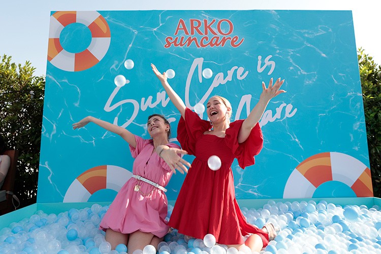 Lansmana ünlü akını