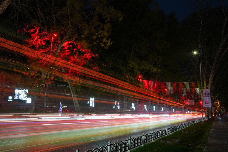 Dolmabahçe Caddesi, 'Türk Bayrağı'nın renkleri ile aydınlanıyor