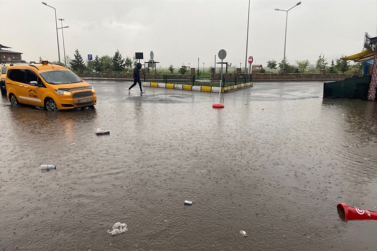 Ardahan'da sağanak ulaşımı aksattı