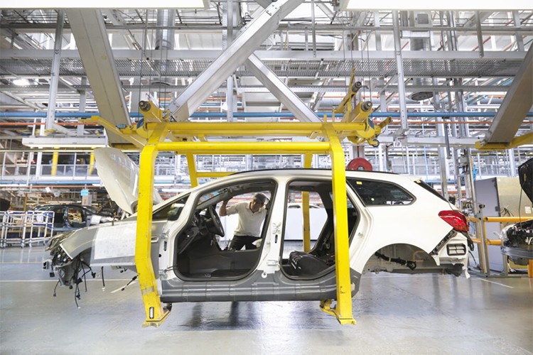 İngiltere'nin araç üretimi üst üste 12 aydır düşüyor