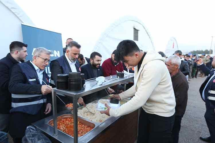 ASKON yönetimi iftar sofrasını depremzedelerle paylaştı