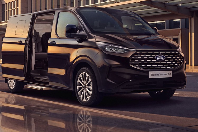 Yeni Ford Tourneo Custom 9+1 konfigürasyonu