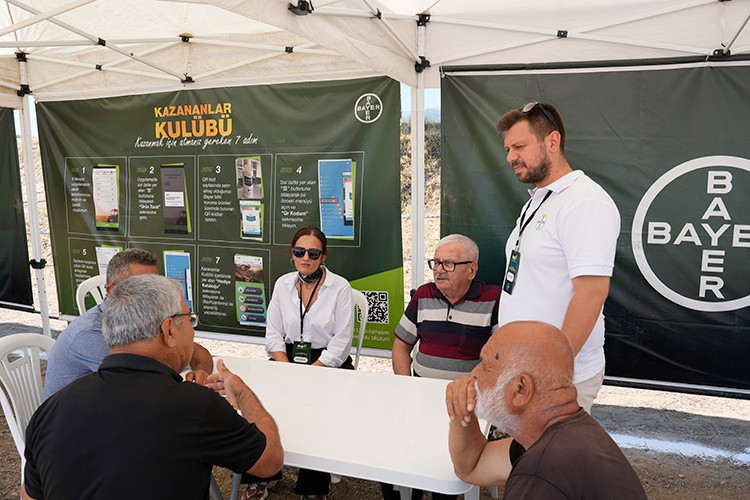 Bayer, Manisa'da 1000'e yakın üreticiyle için buluştu