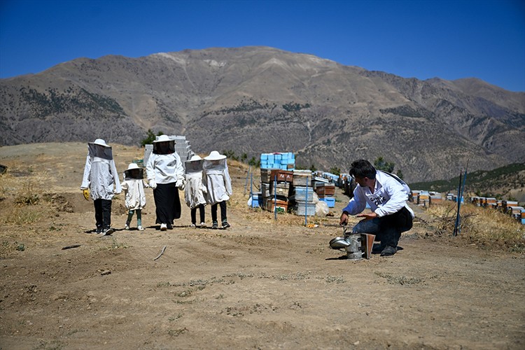 30 kovanla arıcılığa başlayan çift, siparişlere yetişemiyor