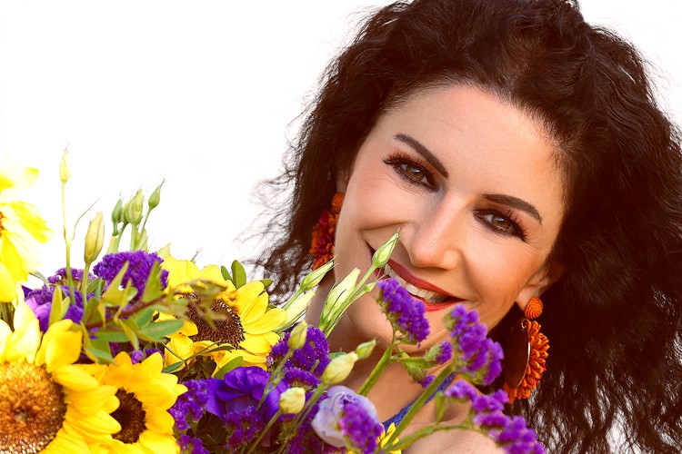 Jehan Barbur'un yeni albümü Şehirlerden Uzak bir masalın kapılarını usulca aralıyor