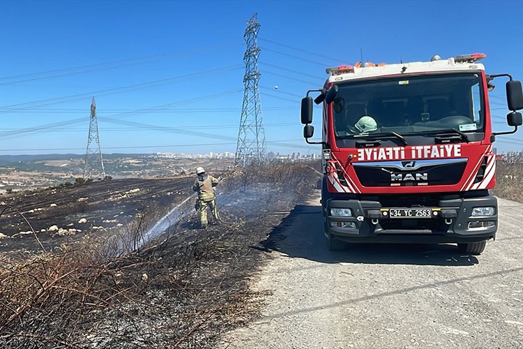 Başakşehir'de otluk alanda çıkan yangın söndürüldü
