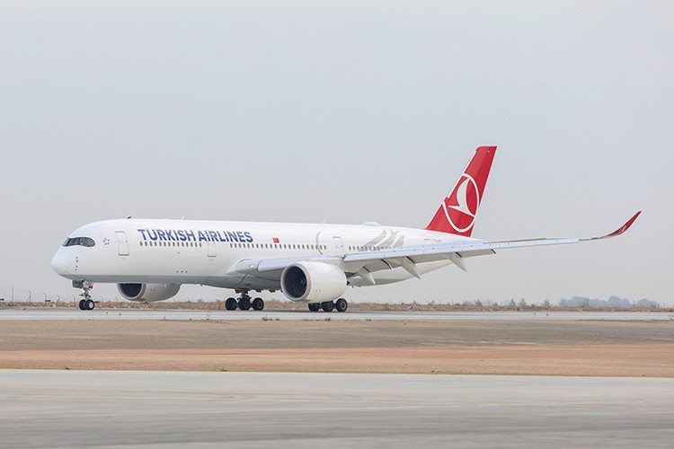 THY'nin geniş gövdeli yolcu uçağı Kıbrıs'a iniş yaptı