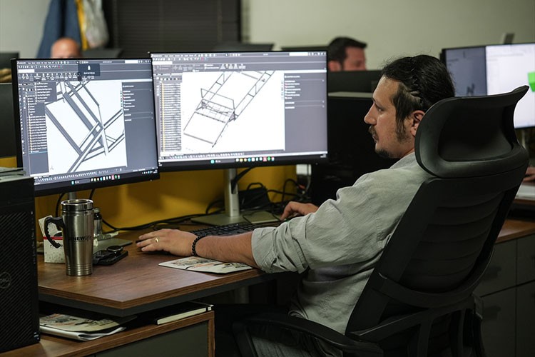 Tornacı olarak başladığı işte 4 fabrika kurup 350 kişilik istihdam sağladı