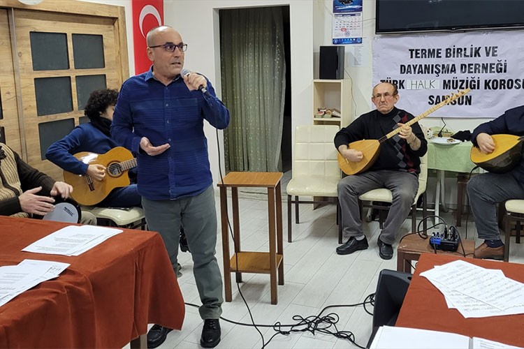 Türkü tutkusunu ders verdiği sınıfa da taşıyor