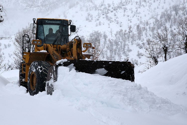 Köy yolları için mesai yapıyorlar