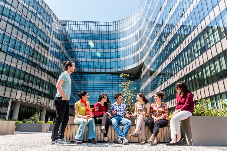 Öğrencilerine dünyanın kapılarını açıyor