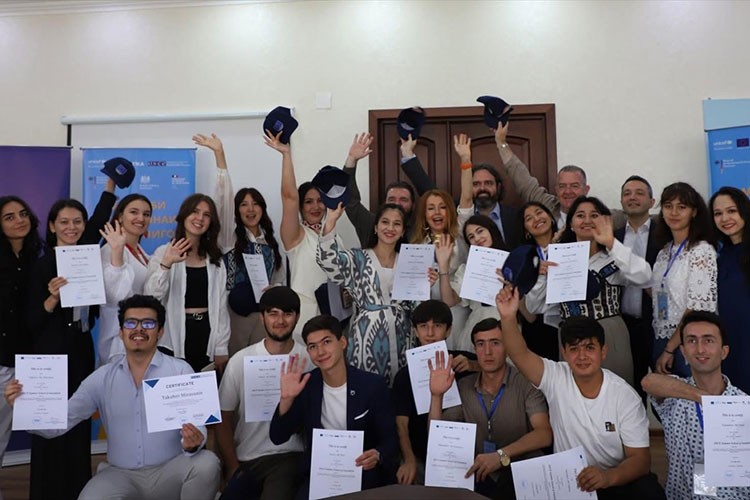 Tacikistan'da düzenlenen medya yaz okulu tamamlandı