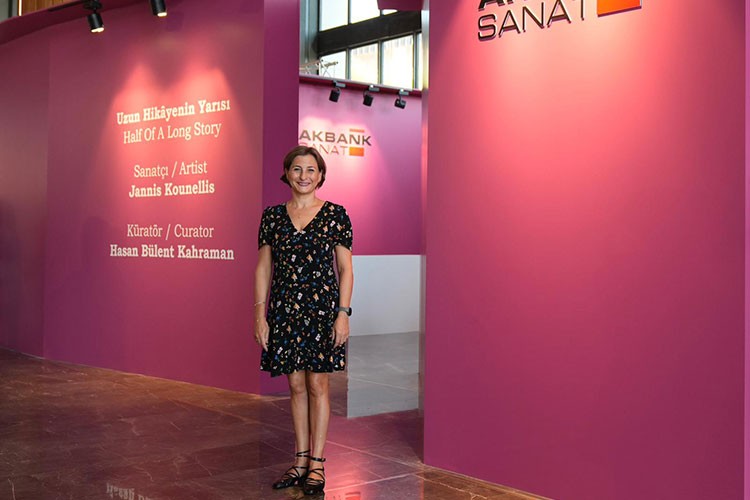 Akbank Sanat, "Uzun Hikayenin Yarısı" sergisini sanatseverlerle buluşturuyor
