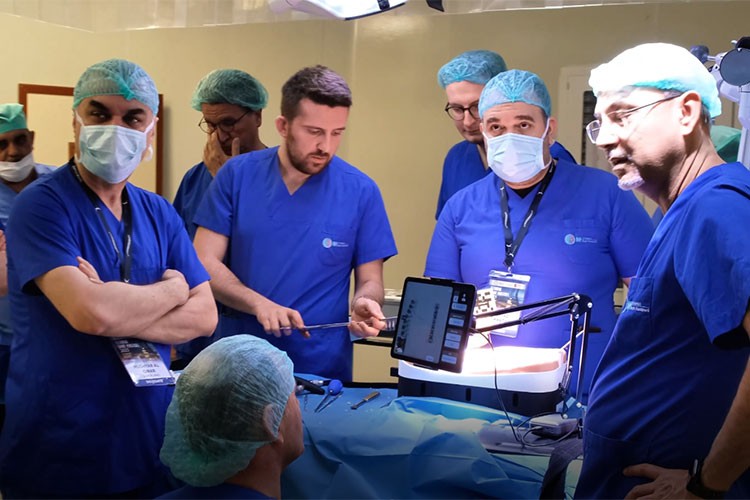 Omurga cerrahisinin kalbi İstanbul'da attı