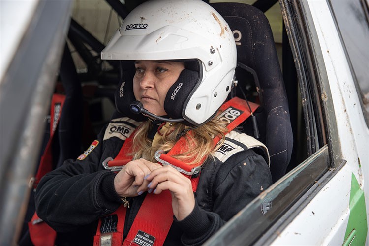 Off-road tutkunu kadın doktor pistlerde rüzgar estiriyor