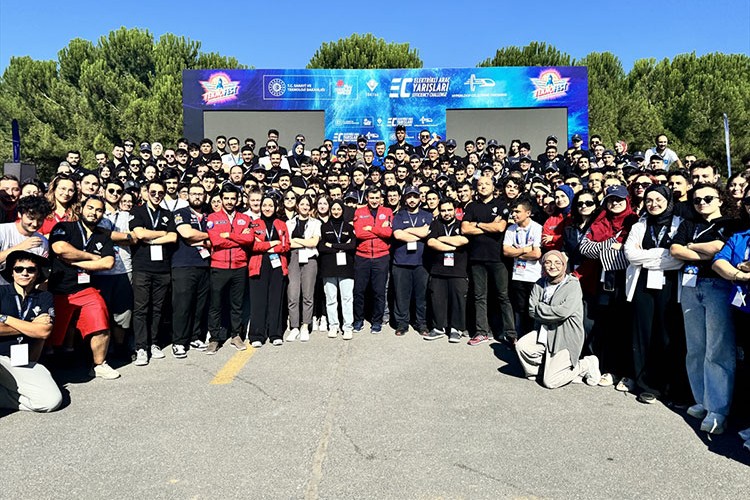 Bayraktar, yarışlara katılan öğrencilerle buluştu