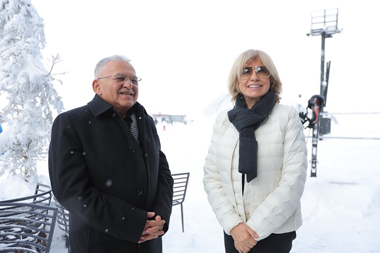 Başkan Büyükkılıç eski Başbakan Çiller'e Erciyes'i tanıttı