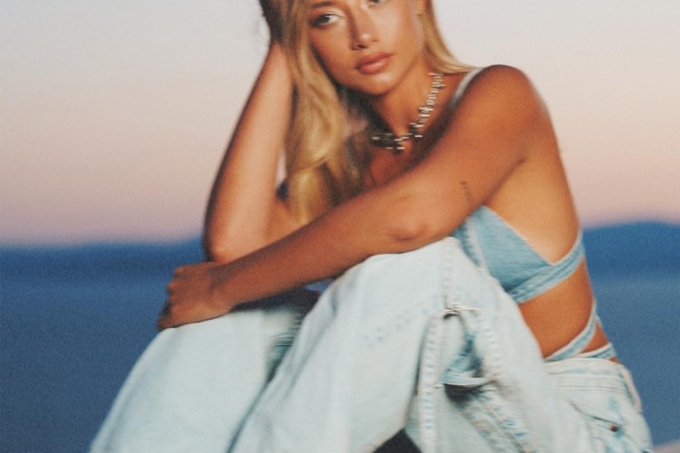 Aleyna Kalaycıoğlu- "YENİDEN SEV" 5 Nisan'da Yayında