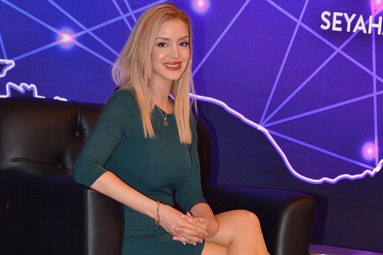 Dijital çağın sanatını para tasarımları üzerine inşâ ediyor