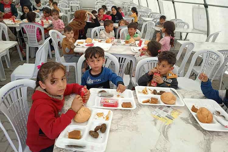 Küçük depremzedelere erken iftar