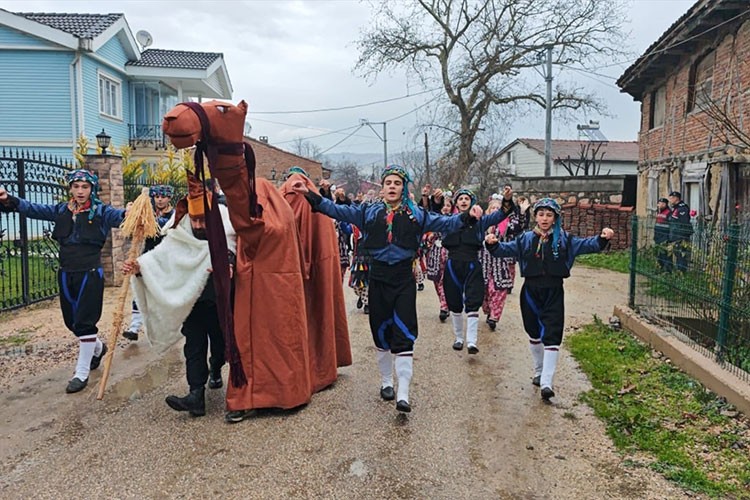 Bursa'da lise öğrencileri "kışı karşılama" ritüelini canlandırdı