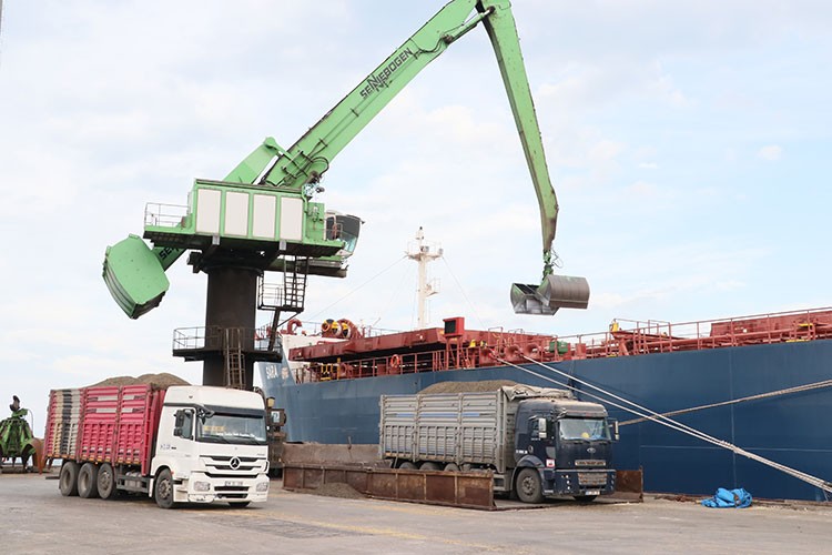 Karadeniz'den ihracatın artması Samsun'daki limanları hareketlendirdi