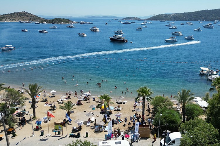 Turizm sezonunun uzadığı Bodrum'da yoğunluk sürüyor
