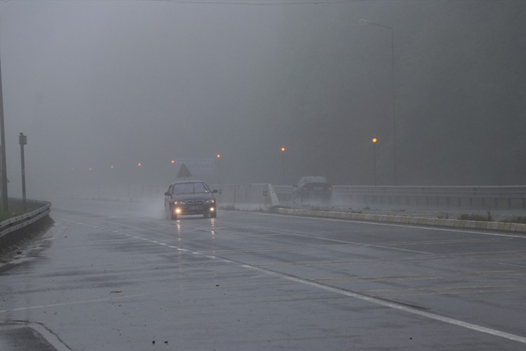 Bolu Dağı'nda sağanak ve sis etkili oluyor