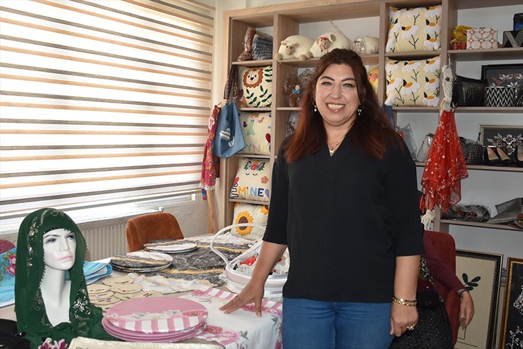 Kadınların atık malzemelerden yaptıkları ürünler gelire dönüşüyor