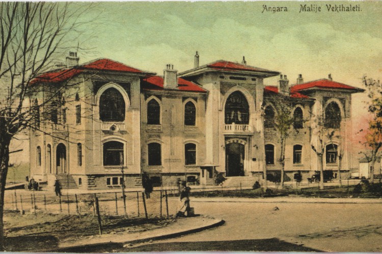 KOÇ ÜNİVERSİTESİ VEKAM'IN YENİ KİTABI OKURLARI FOTOĞRAFÇILIK VE POSTA KARTLARININ RENKLİ DÜNYASIYLA BULUŞTURUYOR