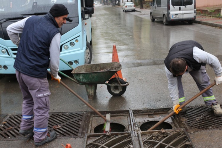 Fen İşleri Ekiplerinden Kartal'da Yoğun Mesai