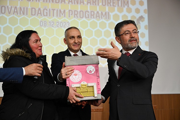 Manisa'da arıcılara kovan dağıtıldı