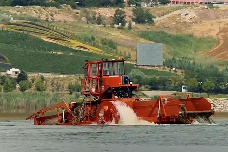 Mogan Gölü'nün dip çamuru temizlendi