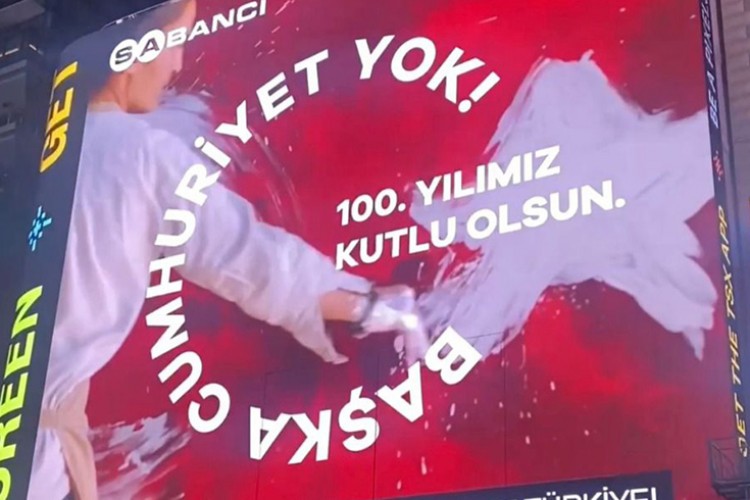 Cumhuriyet'in 100'üncü yılının coşkusunu Times Meydanı'na taşıdı