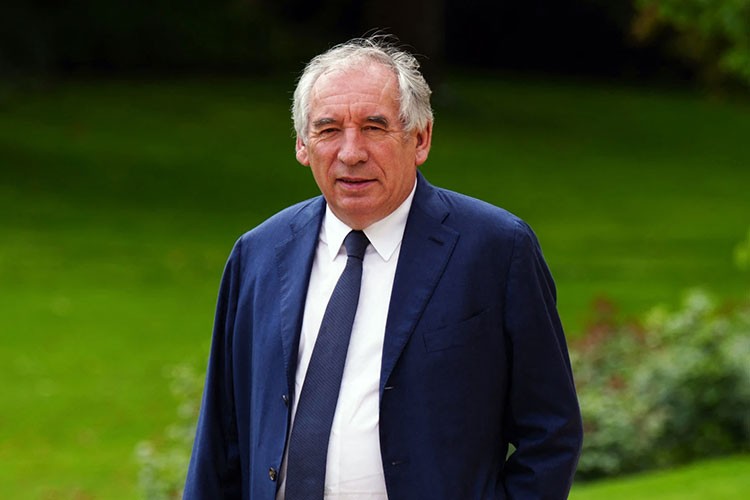 Fransa'da siyasi istikrarsızlık borç krizini tetikliyor