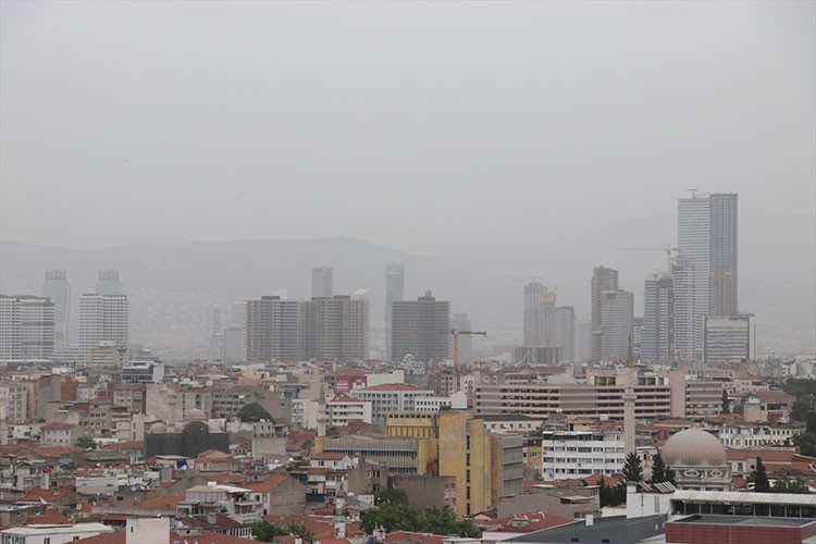 İzmir'de toz taşınımı etkili oldu