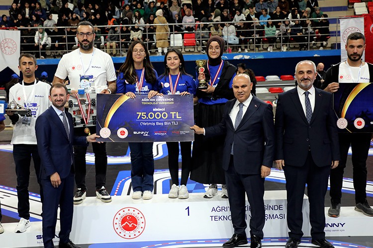 Öğrencilerin Tasarladığı Robotlar Ağrı'nın Zirvesinde Yarıştı