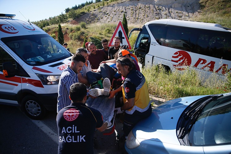 Eskişehir'de şarampole devrilen otobüsteki 35 yolcu yaralandı