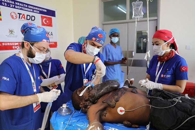 Türk doktorlar, Uganda'da yüzlerce kişinin yüzünü güldürdü